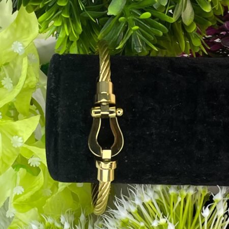 BRAZALETE DE ACERO DORADO